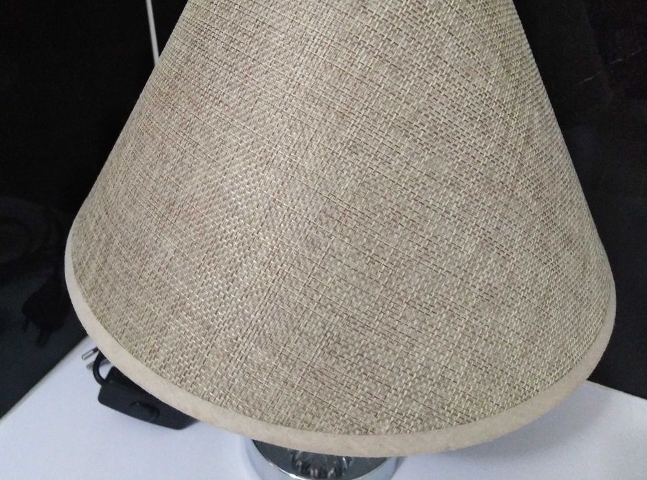 Candeeiro para mesa de cabeceira com lâmpada incluída.