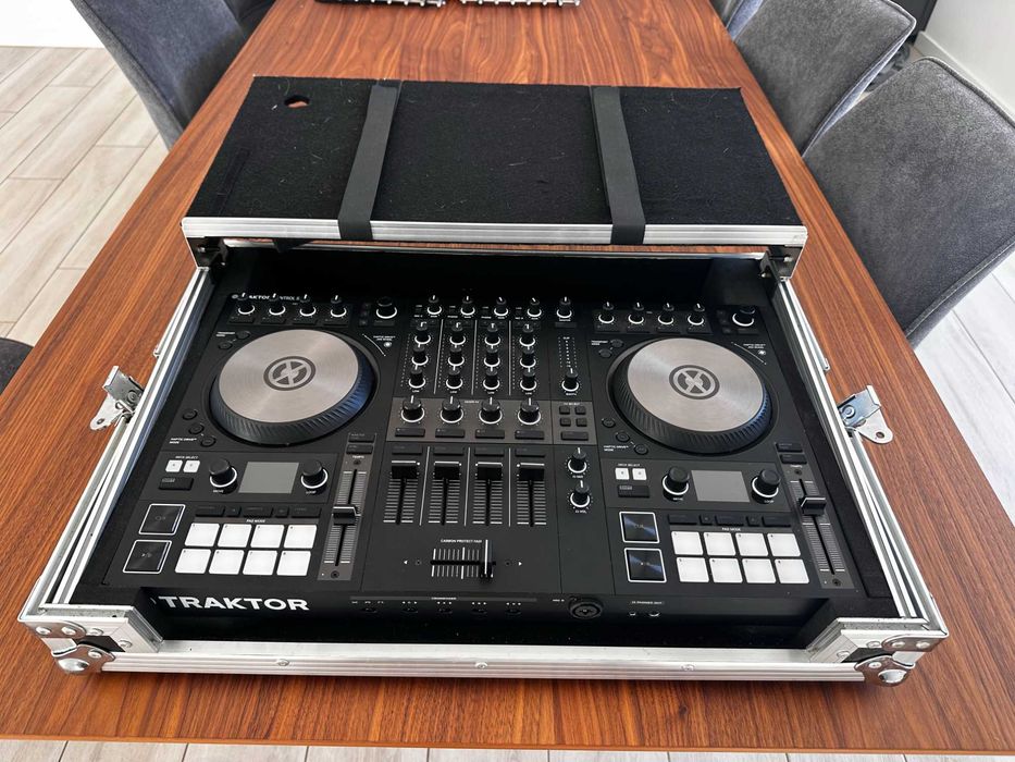 Traktor S4 MK3 DJ Controller + flight case