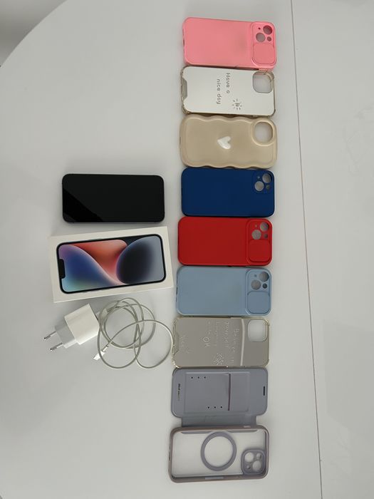 iPhone 14 z ładowarką i etui w zestawie