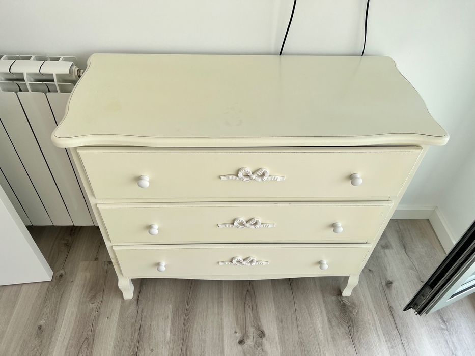 Cómoda em madeira branca