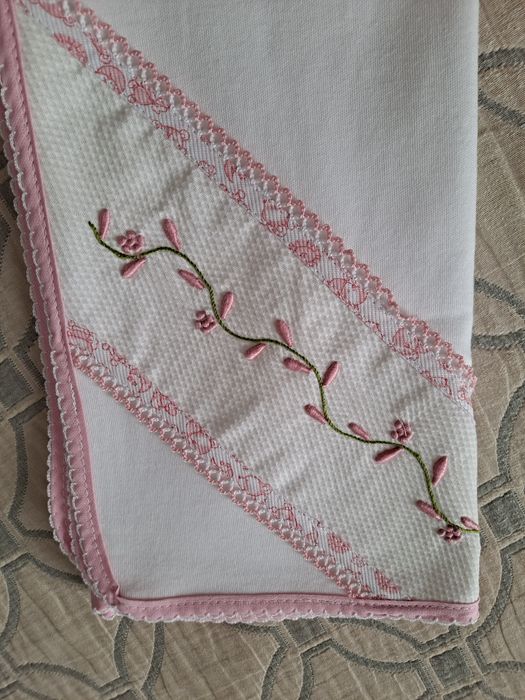 Fralda de bebé com bordado madeira