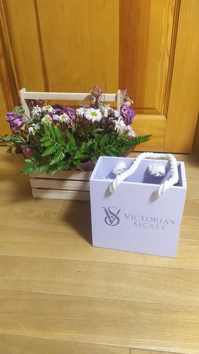 Продам подарочный ящик Victoria secret и кашпо для цветов