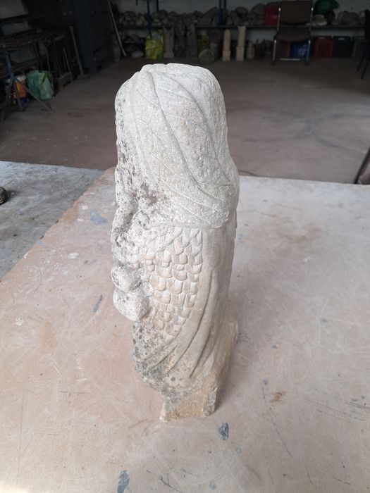 Estatua de santo em pedra.