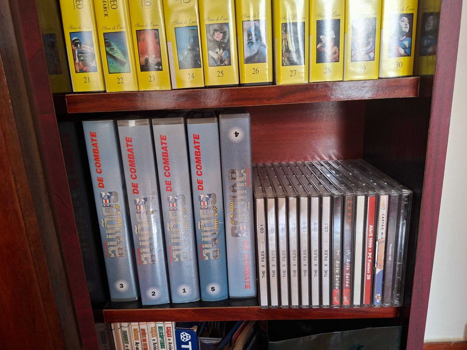 VHS Aviões e livros Guias de armas de guerra + 30 VHS National Geographic - Com armário arquivador