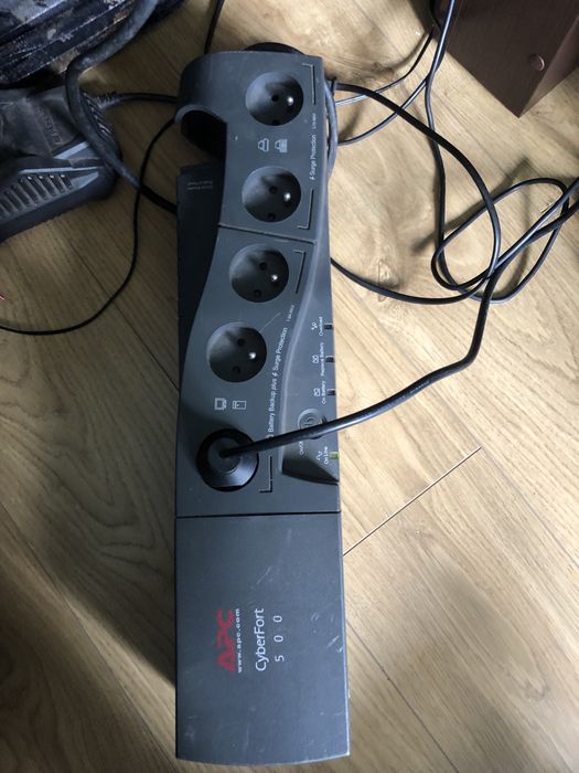 Zasilacz awaryjny z przedlurzaczem APC 500