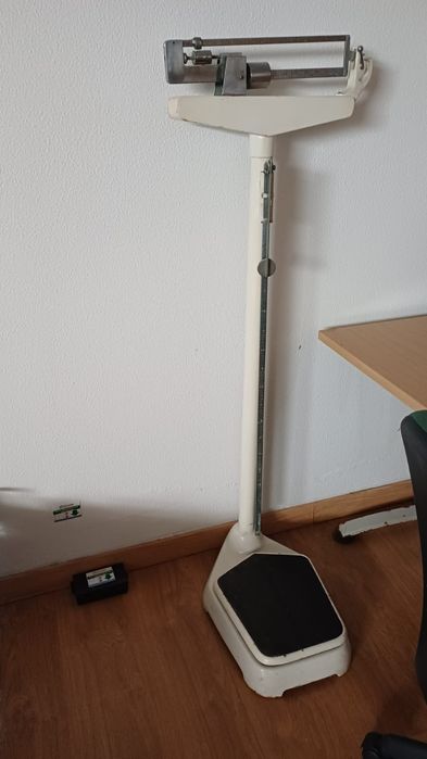 Varios : secretaria,sofa,balança, cadeirao com todas