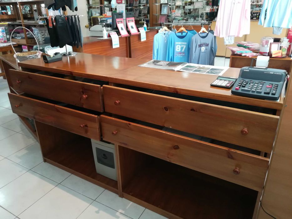 Balcão / aparador com quatro gavetas BAIXA DE PREÇO para desocupar