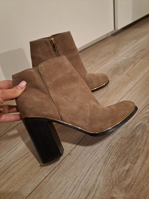 Skórzane beżowe botki Reserved 40