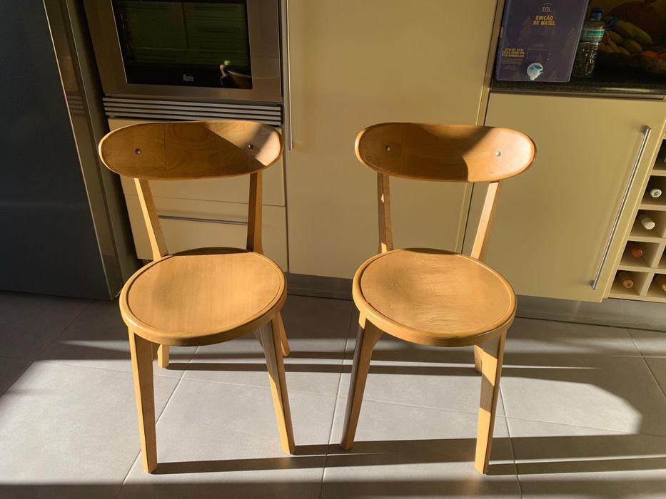 2 cadeiras de madeira