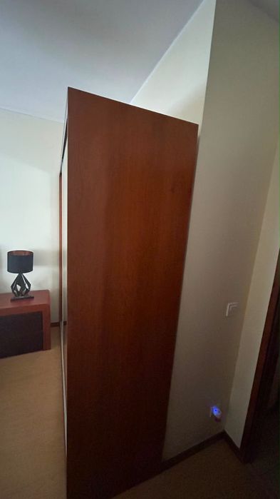 Roupeiro com Portas de Espelho – Madeira