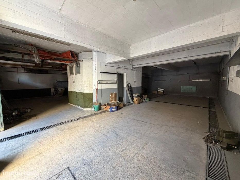 Armazém c/200m2 na Amadora