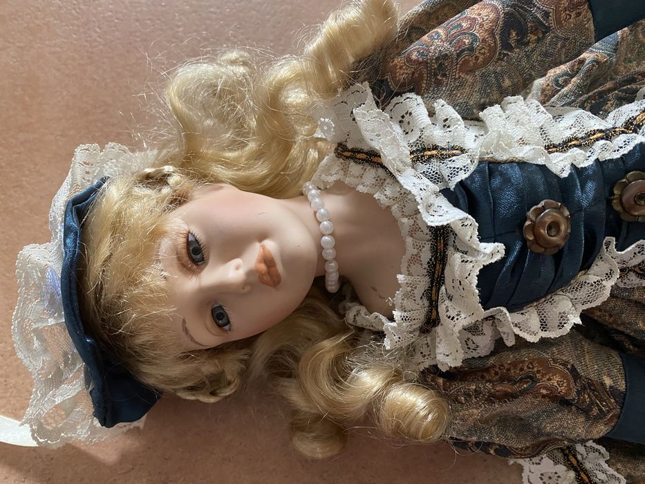 Três bonecas de porcelana
