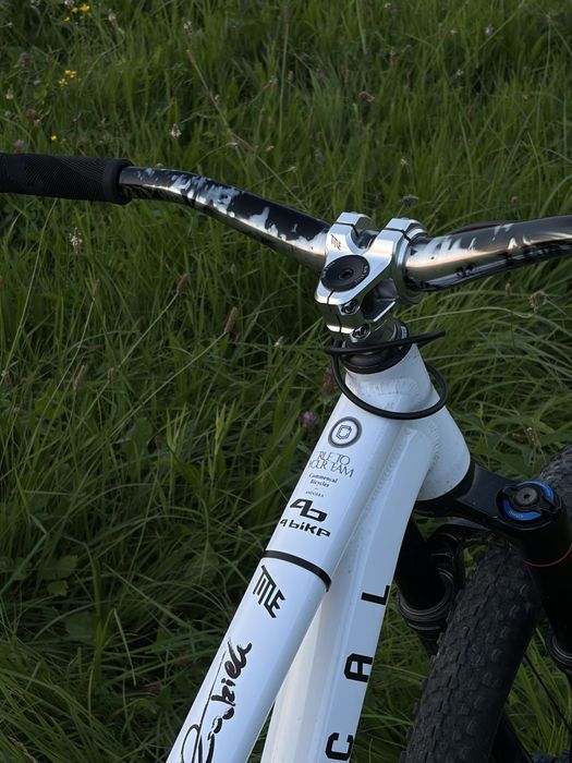 Commencal absolut pure white