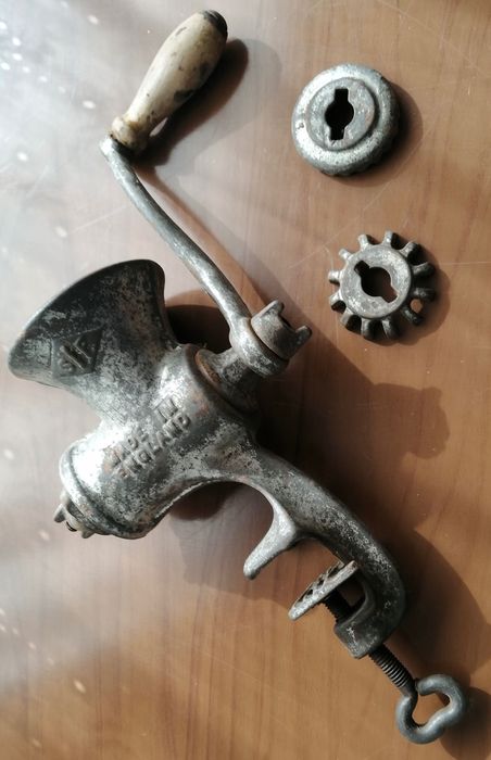 antigo moedor em metal