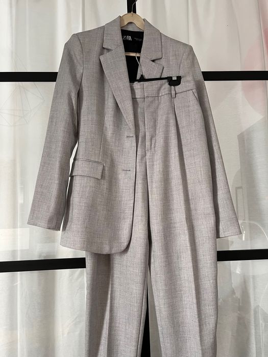 Taliowana jasno szara marynarka damska z poduszkami ZARA r. XS