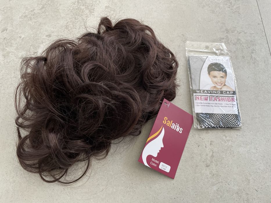 Peruka krotka brazowa krecone wlosy syntetyczne cosplay