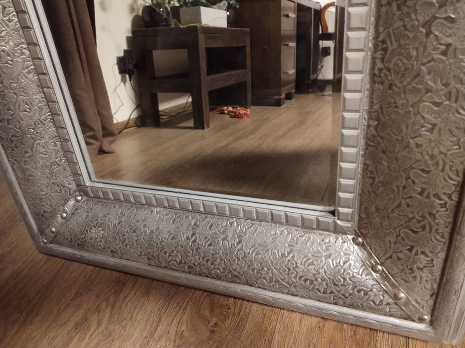 Lustro w drewnianej ramie