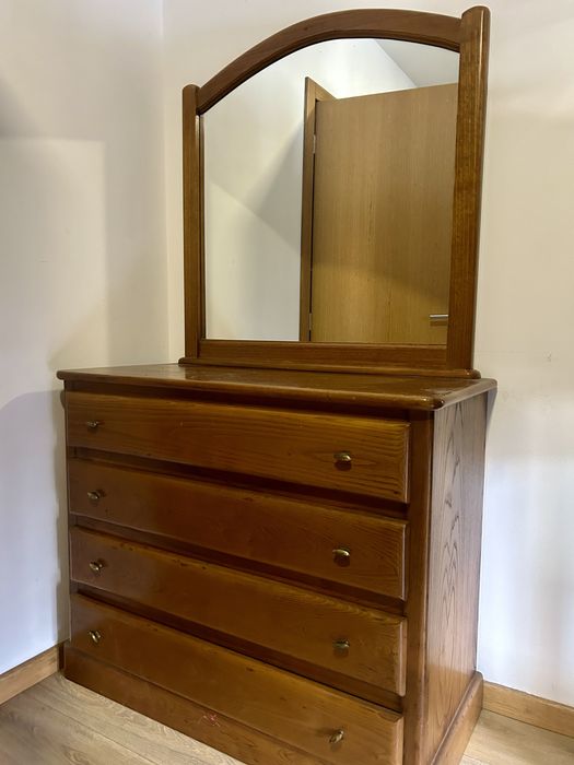 Cómoda vintage com espelho