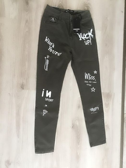Nowe spodnie khaki białe napisy od Denim r. S