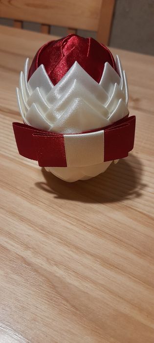 Jajko styropianowe ozdobione wstążka.