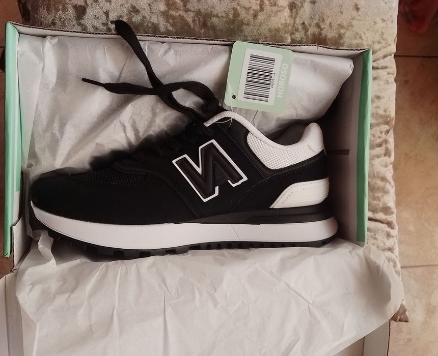 Жіночі кросівки.Нові