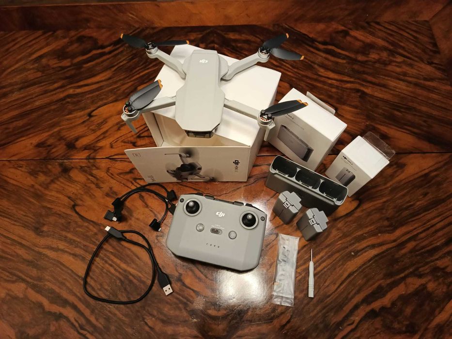 DJI Mini 4K – Stan jak nowy, z dodatkami – poniżej 3h lotu