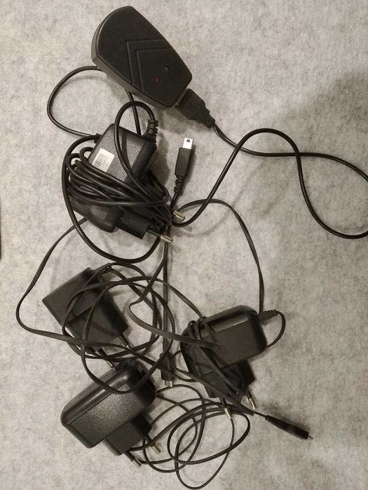 Pięć ładowarek do. ..