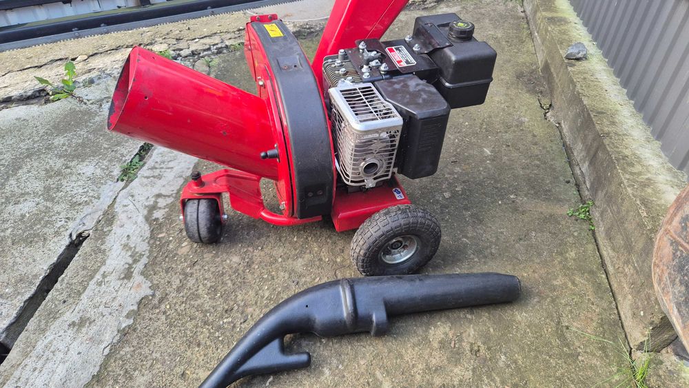 Подрібнювач гілок електричний.