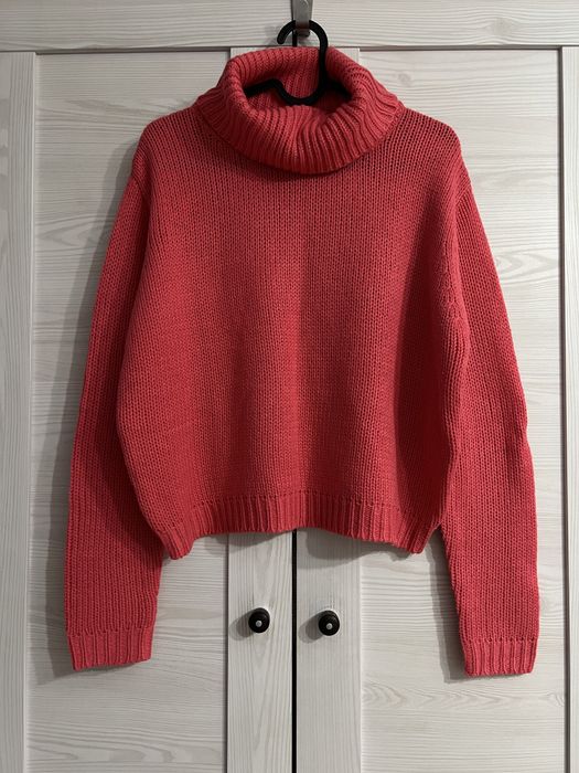 Neonowo różowy sweter z golfem