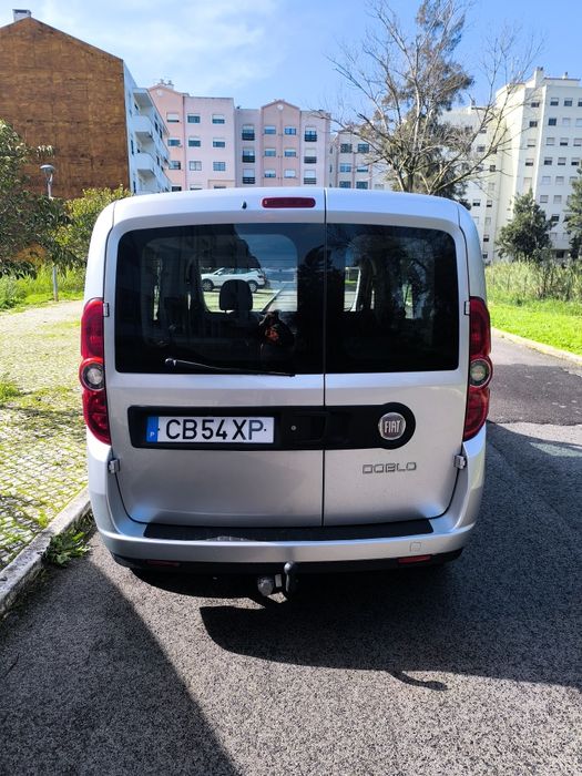 Fiat Doblo Maxi 1.6 JTD com 5 lugares e caixa de carga.Paga classe 1 .