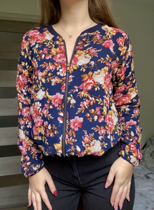 Bluza bomberka zapinana na zamek w kwiaty
