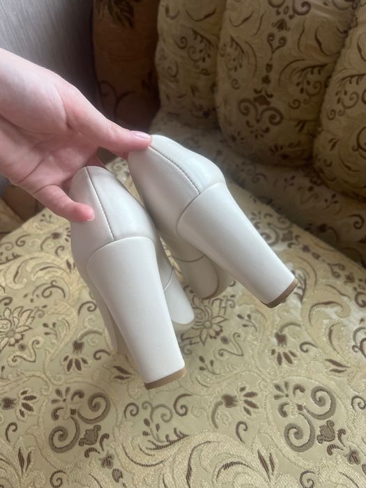 Туфлі на каблуку