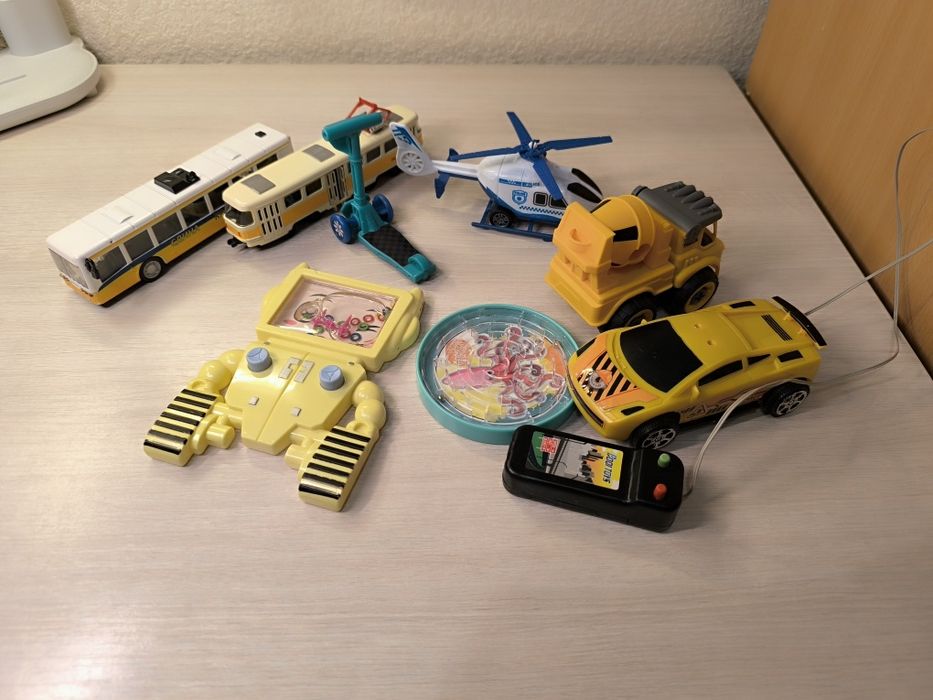 Іграшки машини, автобуси, військові