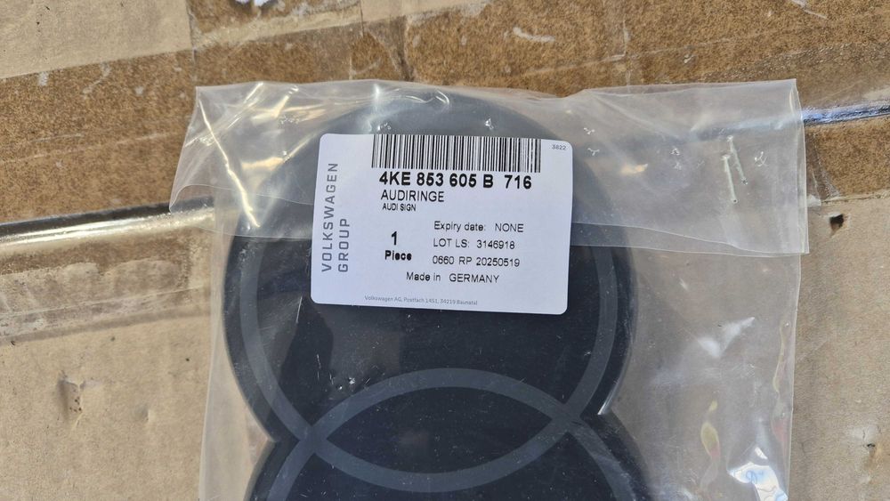 Emblemat Znaczek Logo AUDI Atrapy GRILLA Q8 E-Tron CZARNY OE 4KE ASO