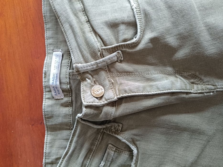 Jeans com tiras laterais com brilho