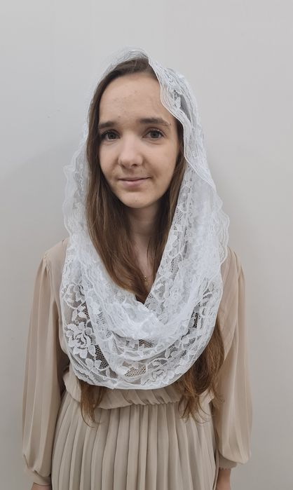 Biała koronkowa mantylka komin