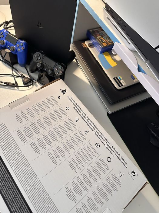 Sony PlayStation 4 slim 1 T (PS4) + 2 джойстики + зарядка