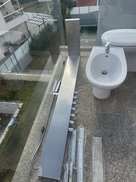 Chuveiro com jatos de massagem como novo