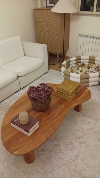 Mesa de centro orgânica em madeira acácia