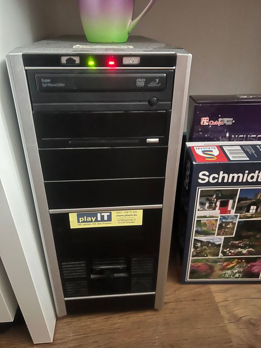 Компьютер , системный блок монитор и клавиатура