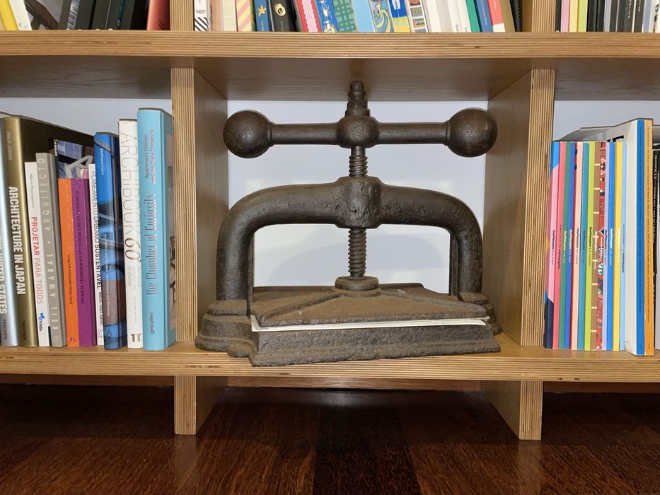 Prensa em ferro fundido para encadernação