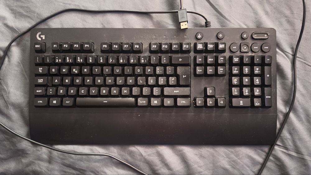 Teclado Logitech G213