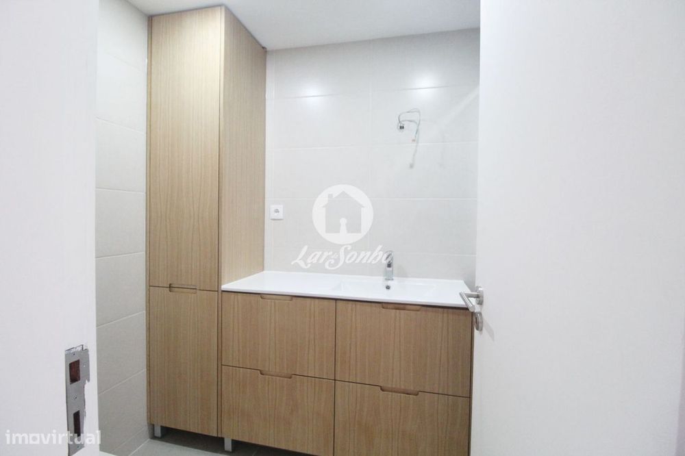 Apartamento T2, remodelado, localizado na prestigiada Urbanização N...