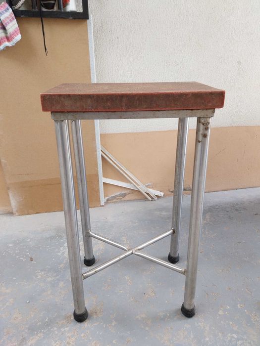 Mesa de talho com tábua de corte