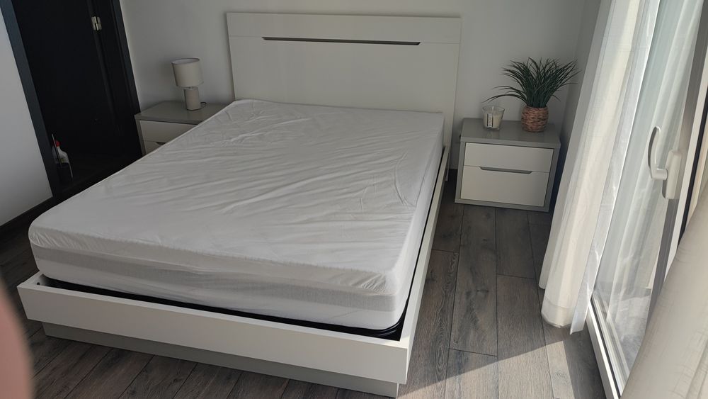 Cama de casal com duas mesas de cabeceira incluídas como novo