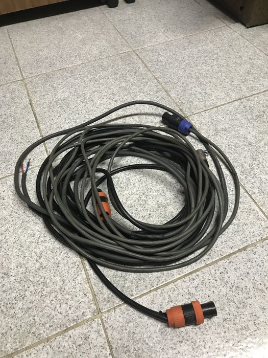 Colunas JBL com alguns cabos de ligação