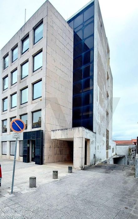 Loja com armazém e estacionamento no centro de Leça da Palmeira – Comé