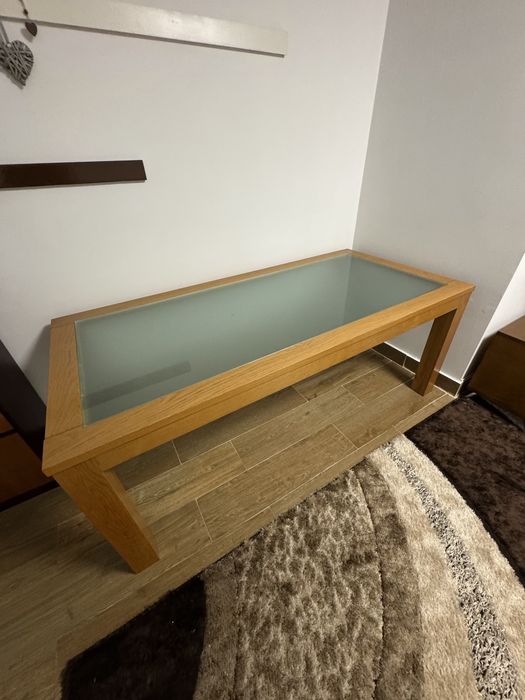 Mesa em madeira com cadeiras
