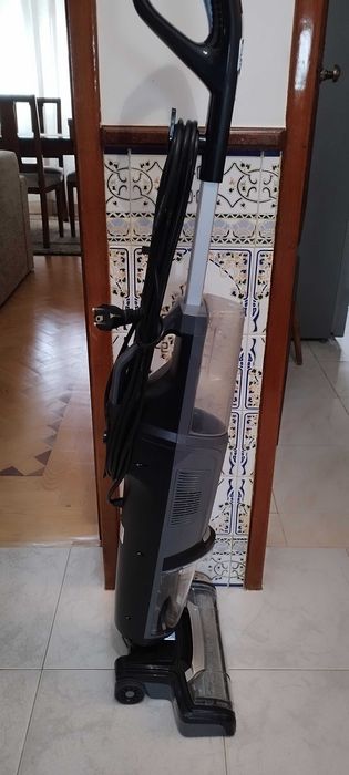 Aspirador limpa e aspira