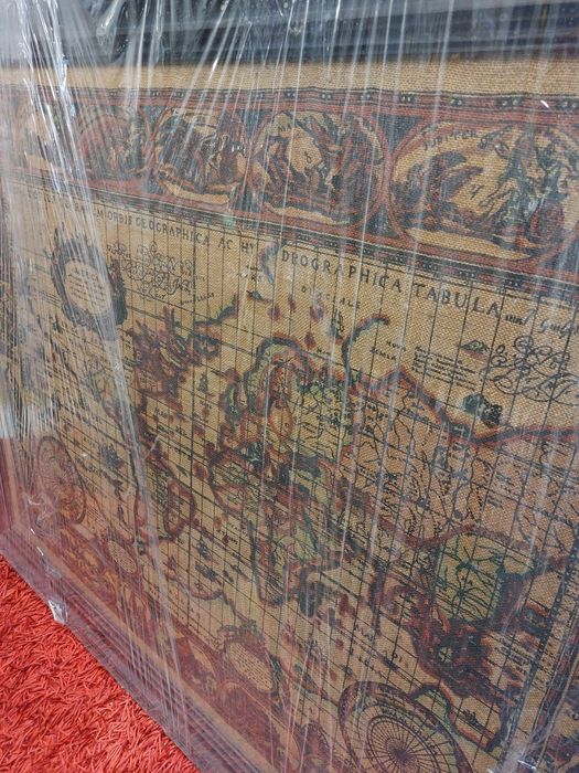 Grande quadro representando o mapa mundo, em serapilheira  

1,40